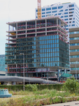 850180 Gezicht op de bouw van het kantorengebouw Central Park bij de Mineurslaan te Utrecht, vanaf het Westplein; op de ...